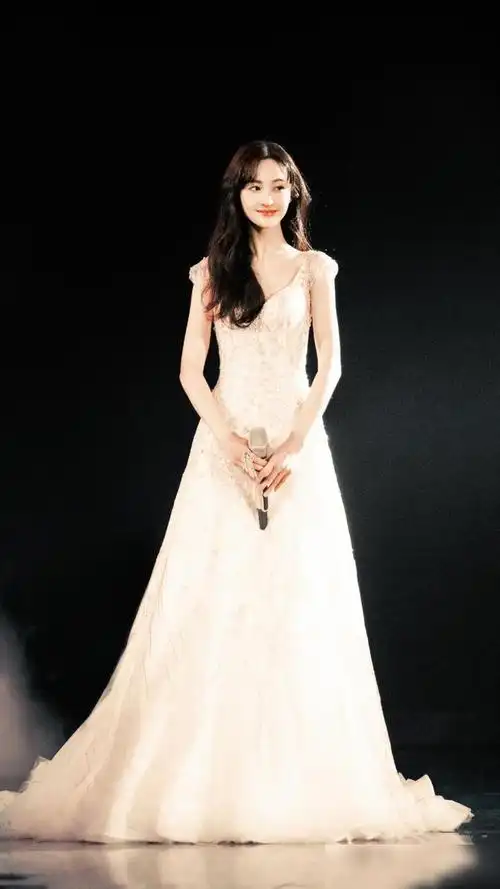 演员郑爽坦率正直的小仙女来看美美的照片吧