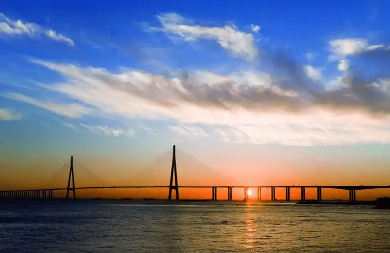 苏通大桥世界第一座跨径超千米斜拉桥