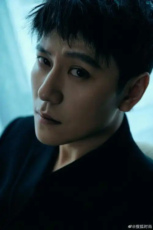 sohufashion·星鲜事##秦俊杰v领黑色西装##秦俊杰活动状态