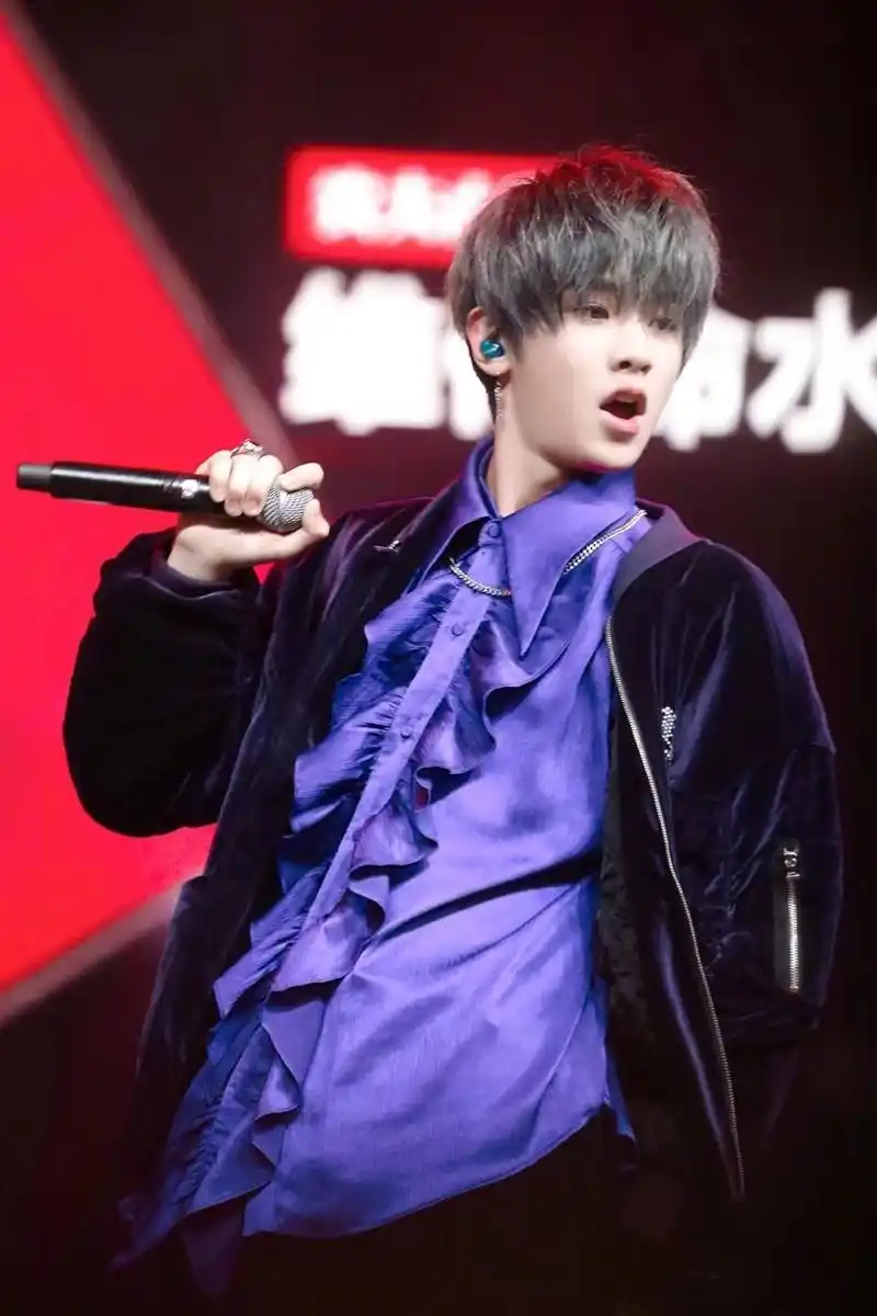 justin黄明昊巴比龙舞台炸裂蓝发小可爱惊艳众人