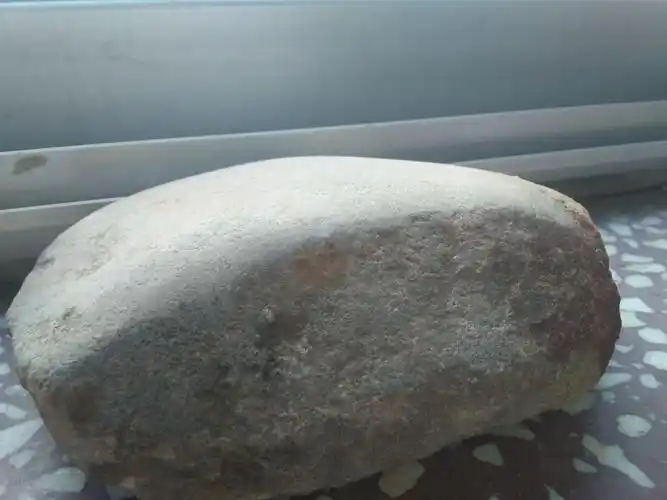 请您帮忙鉴定一下这是一块什么石头,谢谢了!