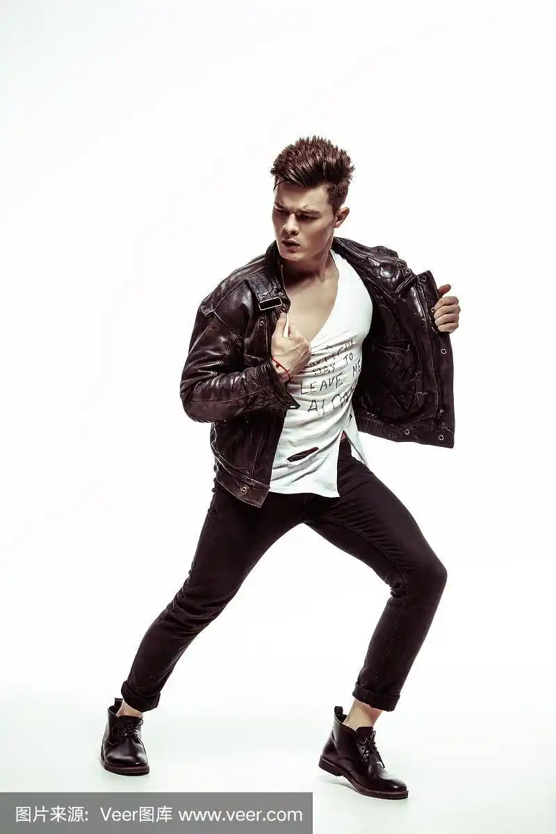 美丽的运动健美男模特在工作室摆姿势.表情