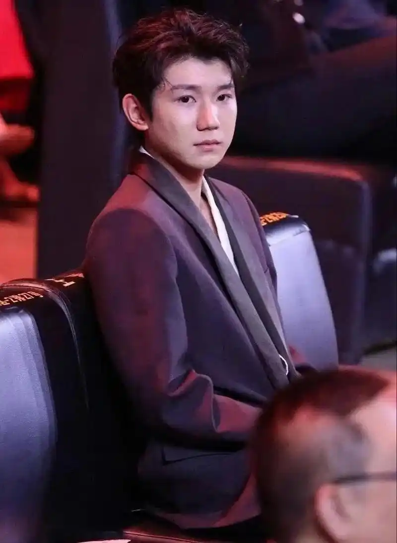 小时候的王源小脸胖嘟嘟的,很可爱,声音也奶萌奶萌的,后来出道后,长得