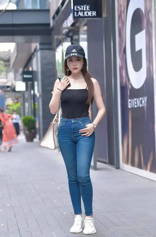 穿牛仔裤的微胖女生迷人魅力不输瑜伽裤美女