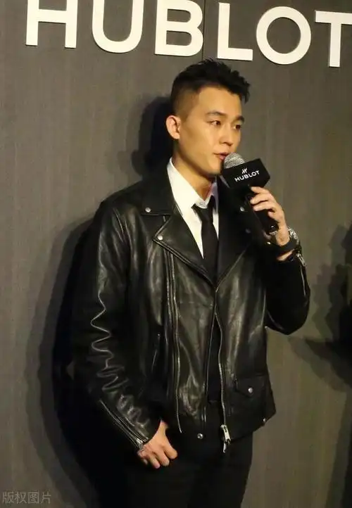 欧豪出席品牌活动,穿一袭黑色皮衣外套,霸气全开尽显成熟范.