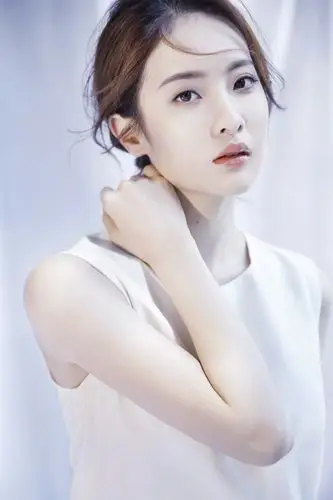 近日,演员赖雨濛曝光了一组最新写真.