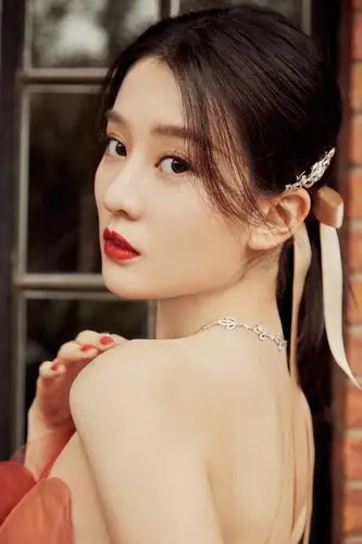 乔欣好似花间精灵一袭露肩玫瑰长裙名门泽佳效果美丽动人