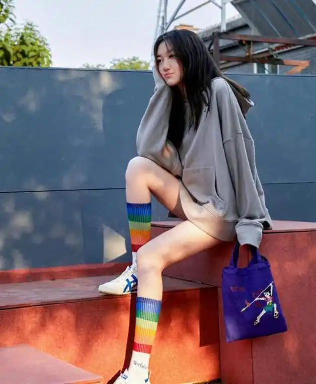 14岁李嫣晒近照修身内搭显清瘦身形