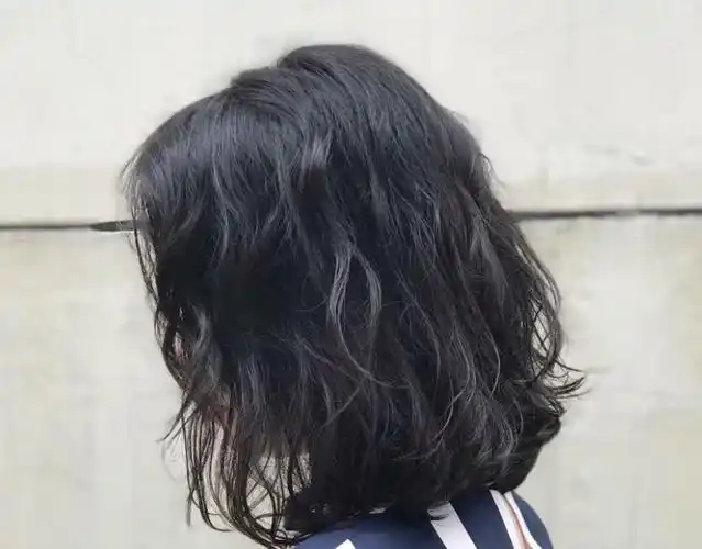 "烫到顶"发型整体烫发发型非常蓬松,给人的第一感觉有些凌乱的感觉,这