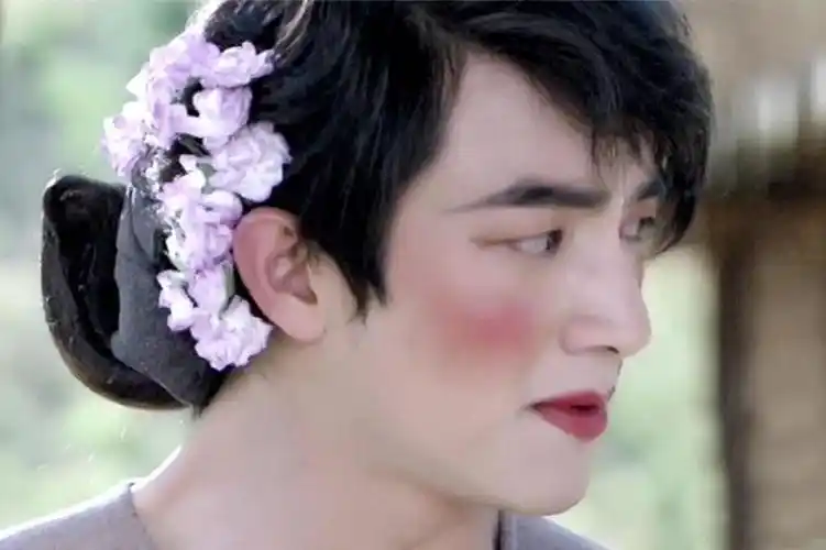 林更新作为新一代偶像中最没有偶像包袱的一个,扮起女装来也是毫不