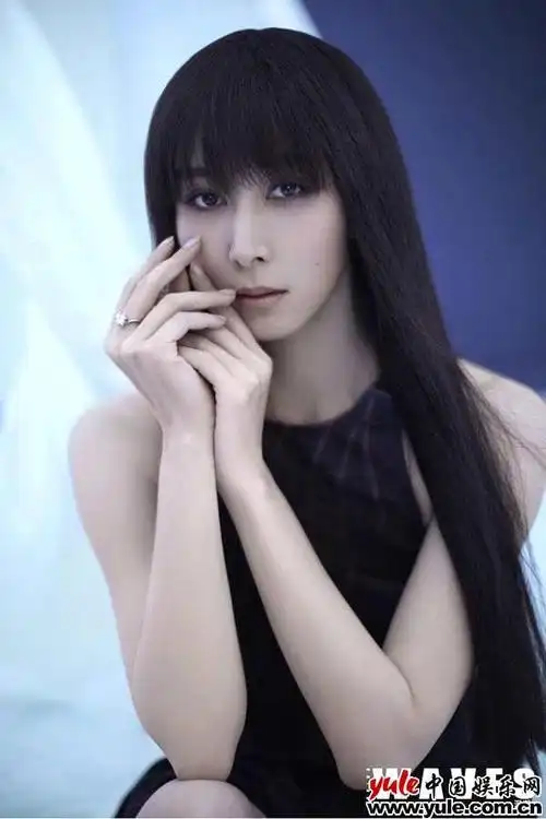 胡静珍珠头纱蒙面大片曝光异域风情独显魅力