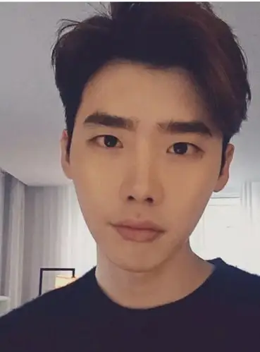 李钟硕也变朝天鼻?整形要谨慎!