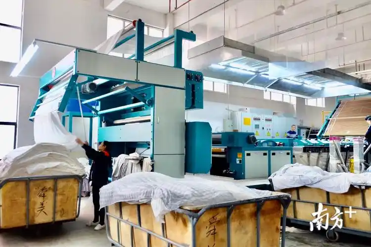 在普宁市纺织印染环保综合处理中心的厂区内,工人熟练地使用着先进的