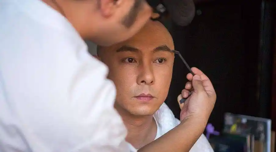 方世玉的光头 辫子张卫健形象丝毫没有减少他往日的热情,将当初侮辱他