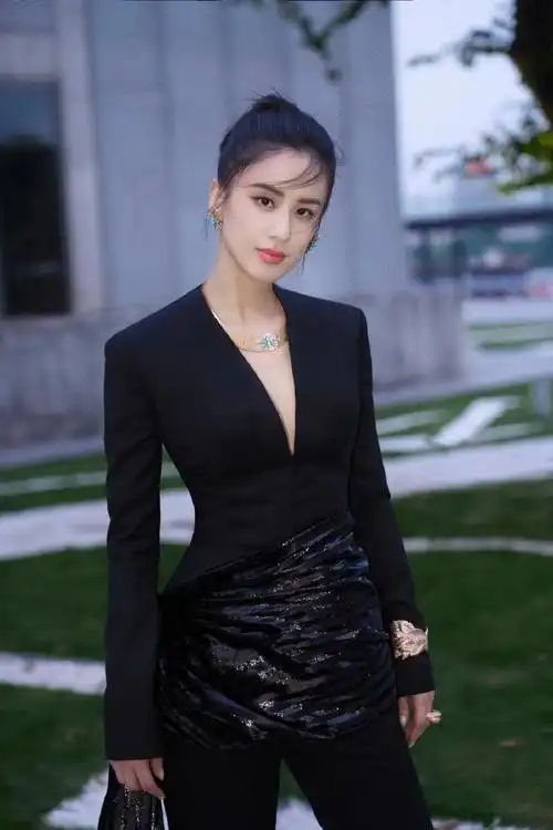 黄圣依晒素颜健身照露蚂蚁腰##黄圣依马尾辫素颜照