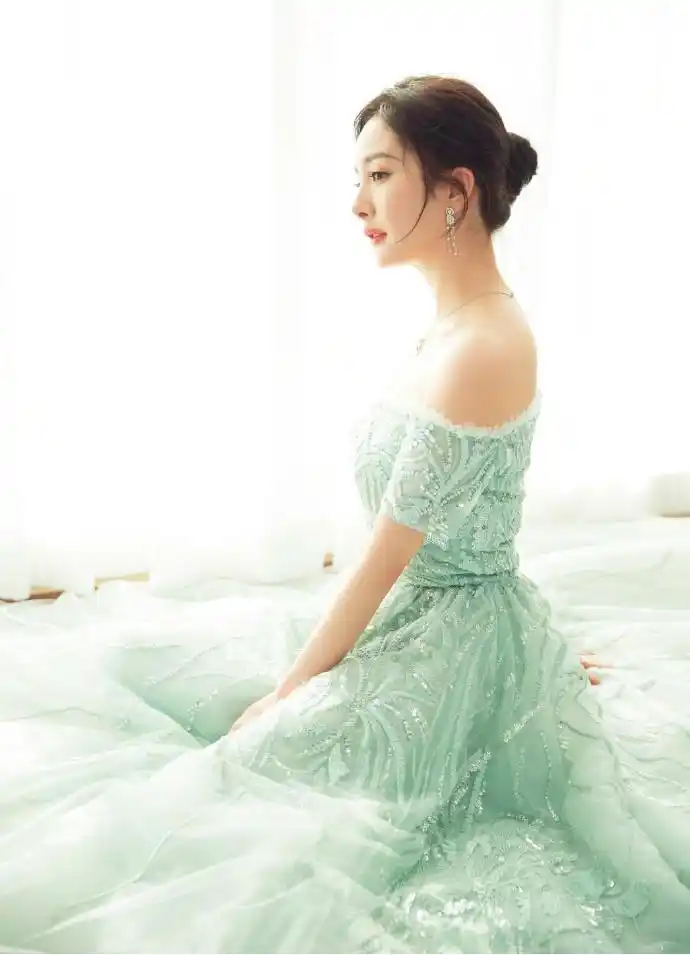 杨幂电影节图片:薄荷绿长裙清新优雅