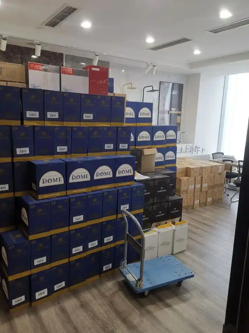 红酒酒仓库一部分,我们是青岛的贸易 - 抖音