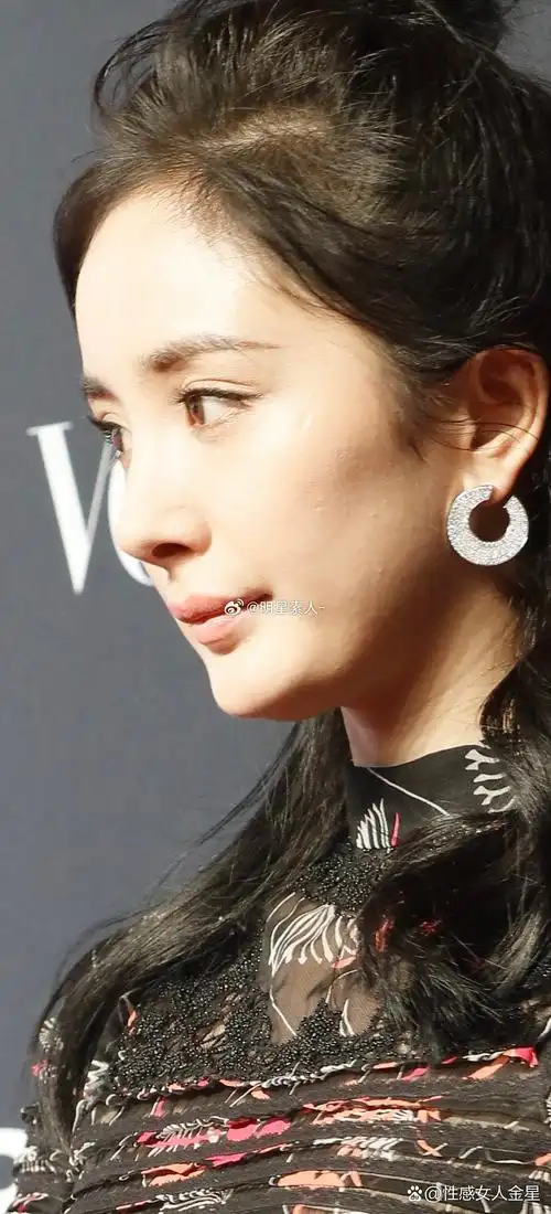 杨幂近日出席活动,一袭高开衩长裙搭配尖头高跟鞋,裸