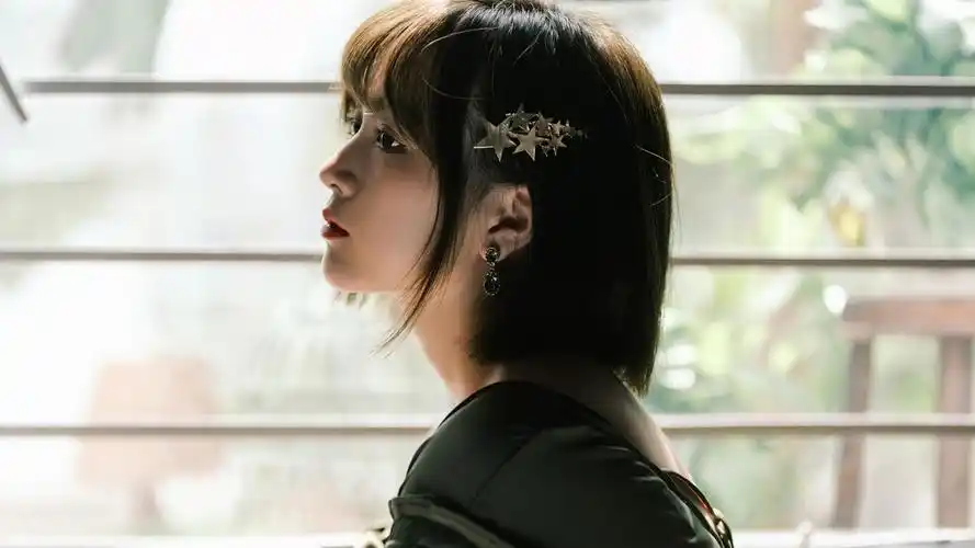 知性性感短发美女