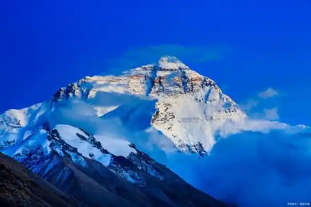 它雄伟壮观,傲然屹立在喜马拉雅山脉之巅,中国和尼泊尔的交界处.