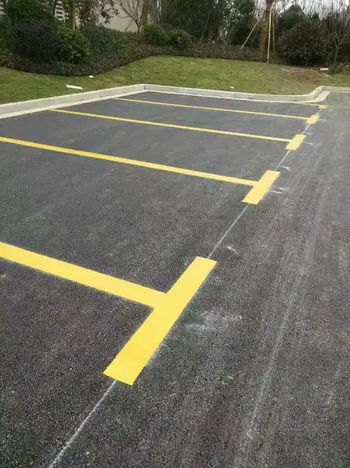 厂区道路划线的标准尺寸:1,厂区双行道一般不小于6m,中间为虚线,两边