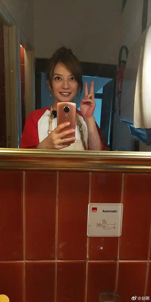 赵薇晒自拍甜笑比耶 粉丝调侃:趁着瘦拍个电影吧