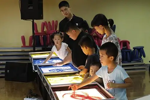 沙画艺术主题教室在青少年阅读体验大世界隆重揭幕