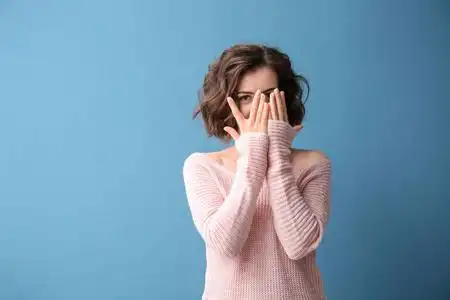 状头发的青少年近距离照片惊人的快乐女孩苍白的皮肤害羞的笑和手捂脸