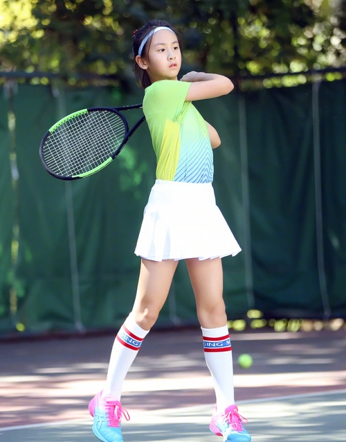 森碟是"接骨式"长大?才12岁身高接近170,却因腿粗引热议