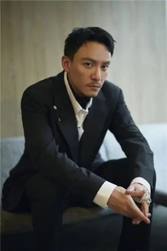 4 张震身着黑色西装  帅气又迷人!