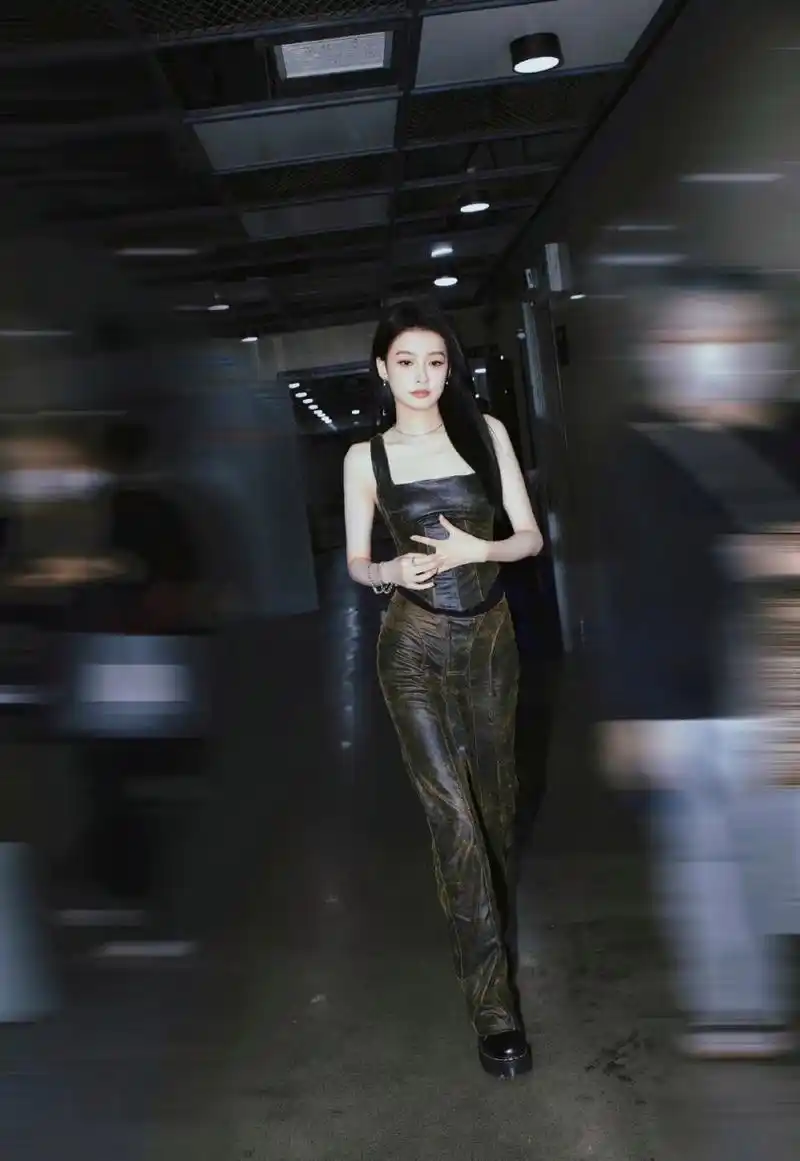 孙怡《元音大冒险》的上班图好让人心动,皮衣皮裤加上马丁靴,赛博