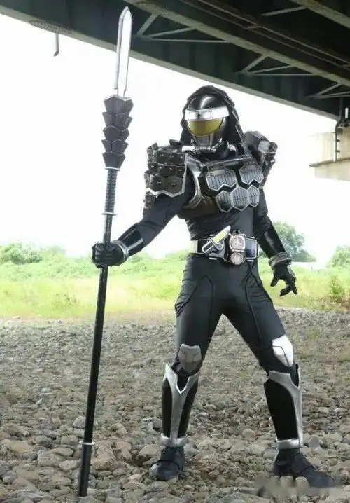 假面骑士黑影,登场于《假面骑士铠武》,使用"战极驱动器"配合"松果定