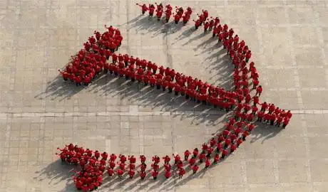 复旦大学生摆党徽造型喜迎十八大