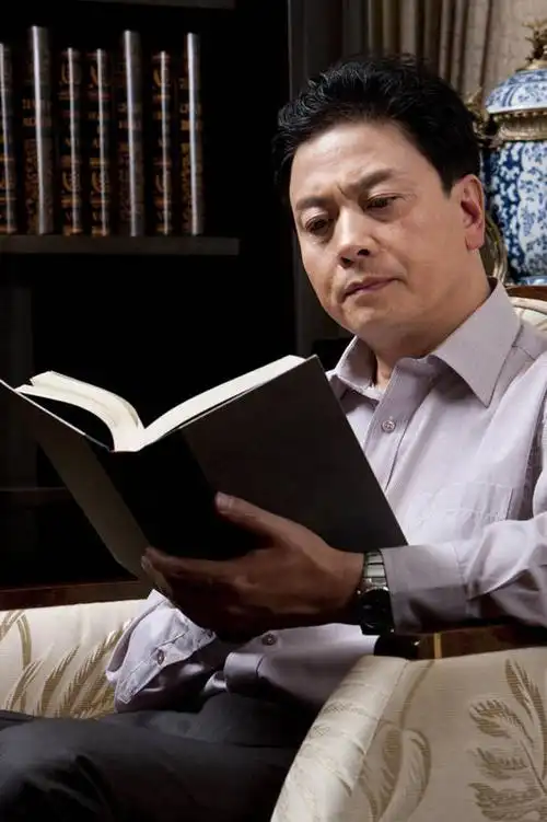 一个男性,仅一个人,仅一个中年男性,拿着,温暖,温馨,一家人,放松,读书