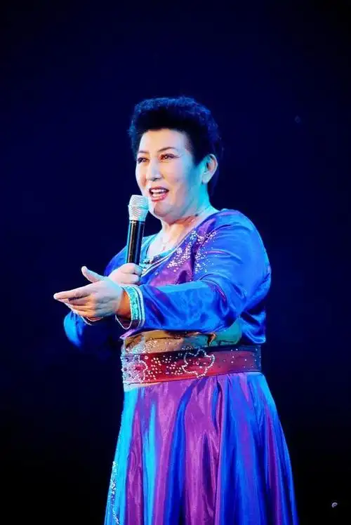 中国蒙古族女中音歌唱家德德玛病逝用歌声将草原之美深情出来