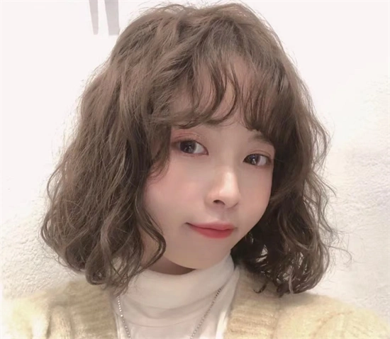 法式短卷发风格百变 少发量,扁塌发都适合_女生卷发 - 美发站