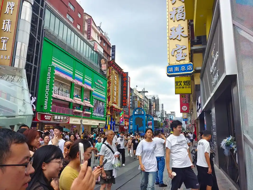 长沙黄兴路步行街不是说晚上才人多吗?怎么白天也这么多人?