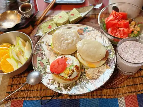 吃冷香丸的蘅芷清芬做的米饼鸡蛋早餐