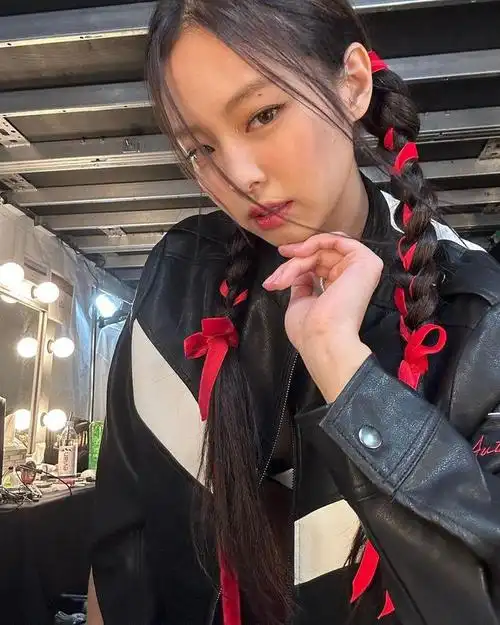 辫垂在肩前,秀出可爱魅力,即使在大家看不到的后台,jennie也露出灿烂