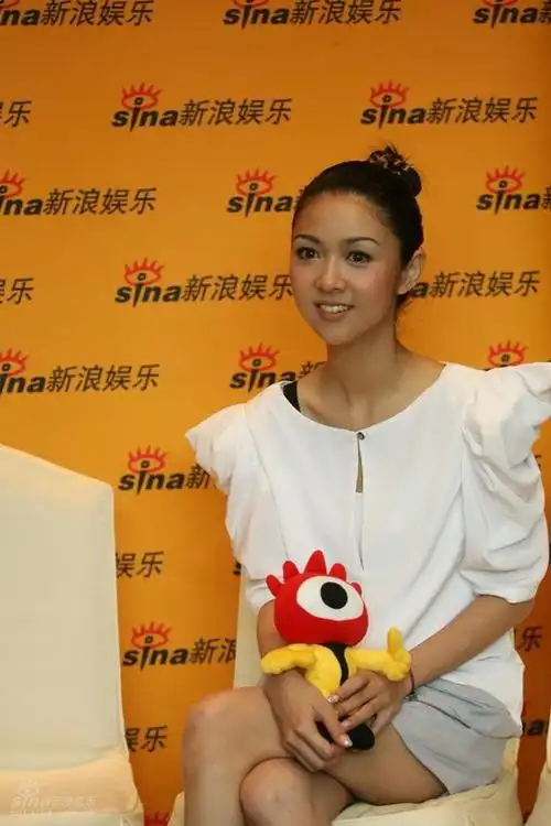 图文:《新不了情》主演聊天-薛凯琪端庄可爱