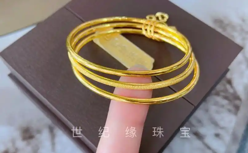 三生三世代表的是前世,今生和来世戴上这款三生三世手镯寓意圈住爱情