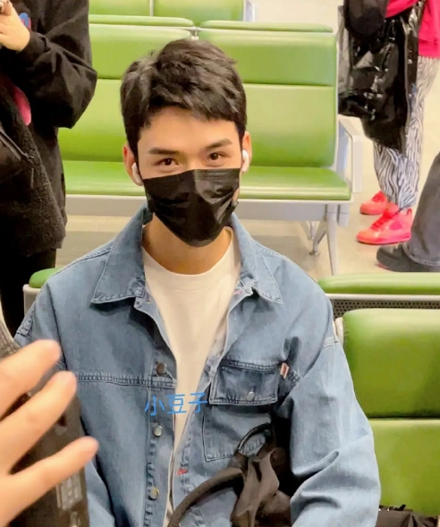 人红状态佳龚俊机场生图颜值超高面对粉丝露出接地气微笑