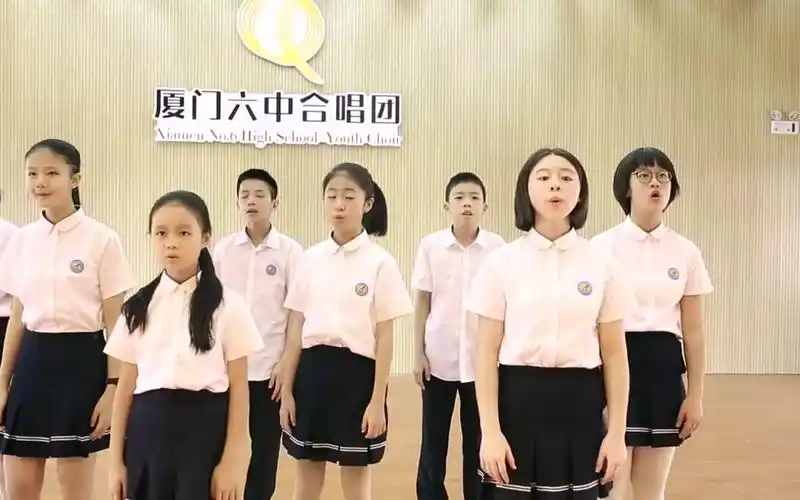 厦门六中合唱团用杯子敲出《稻香》