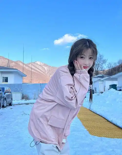 虞书欣雪地麻花辫写真,笑容甜美活力俏皮,少女感满满_高清图集_新浪网