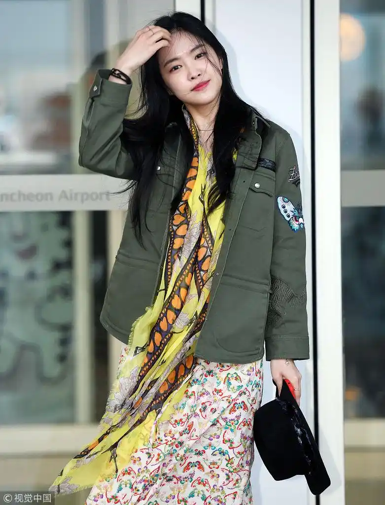 apink孙娜碎花裙飘逸空灵 机场亮相春意盎然颜值吸睛