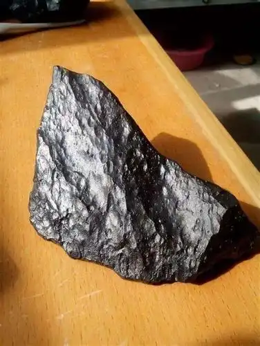 这种黑不溜秋的石头:价值超出你的想象_陨石