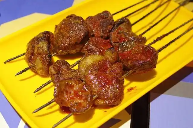 这是羊腰子,对剖而成,外面自然而然包裹着一层均匀的肥油.