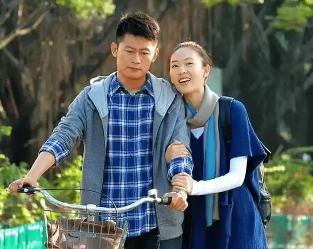 李健:19岁演戏,42岁因《狂飙》走红,娶了初中恋人成好男人_表演_军人