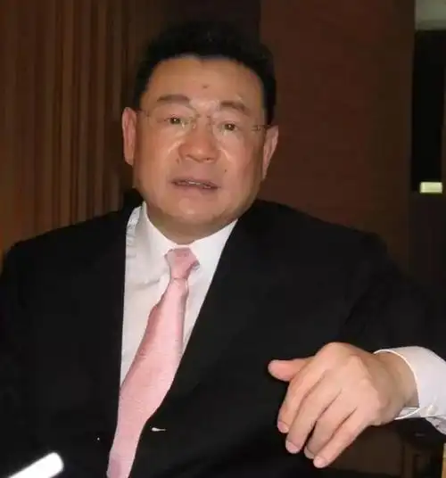 刘銮雄近照瘦到脱相,孩子和娇妻争千亿财产,网友:豪门恩怨多!