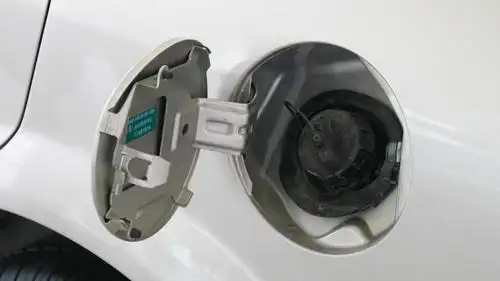 汽车油箱盖打开的一瞬间会有磁的响声,你知道这是为什么吗?
